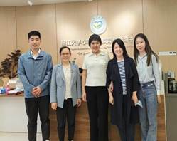 一群男人和女人站在一起描述已自动生成