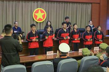 校领导为新团员代表颁发团徽、团章、团员证