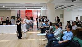 人们在看台上的人在房间里描述已自动生成