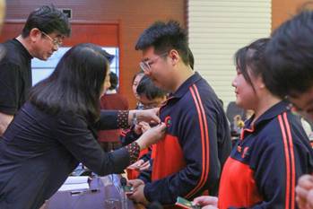 校领导为新团员代表佩戴团徽