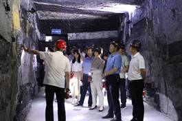 一群人站在雪地里走描述已自动生成