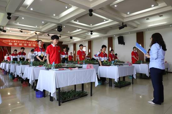 图2 宣布比赛规则和注意事项