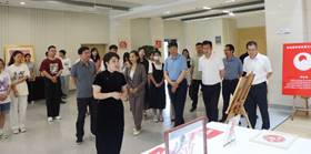 一群人站在室内描述已自动生成