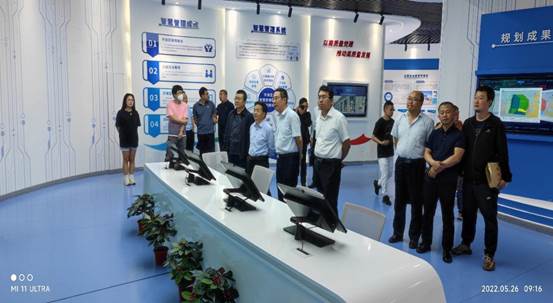 一群人正在玩滑板低可信度描述已自动生成