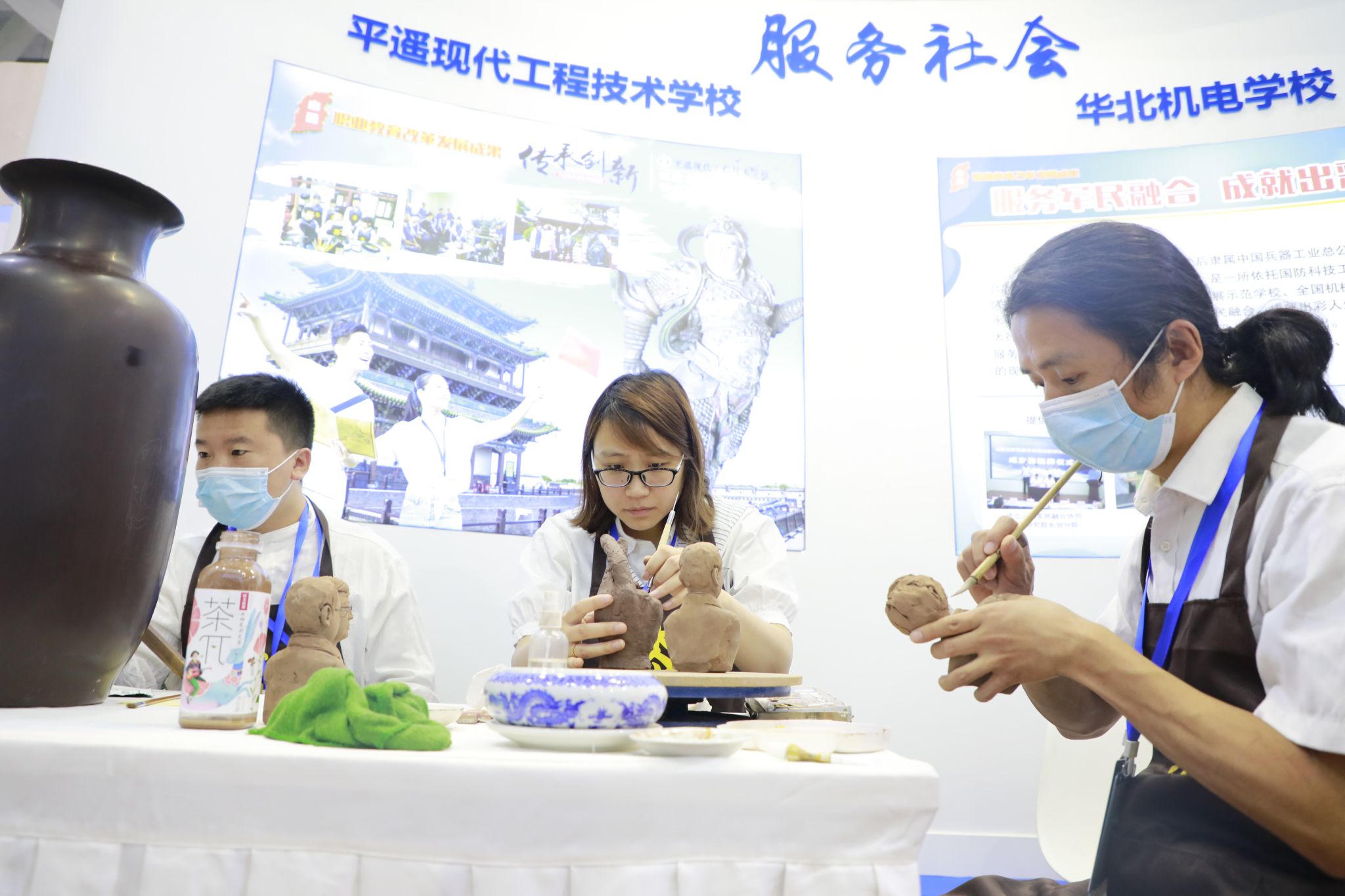 参加全国职教活动周