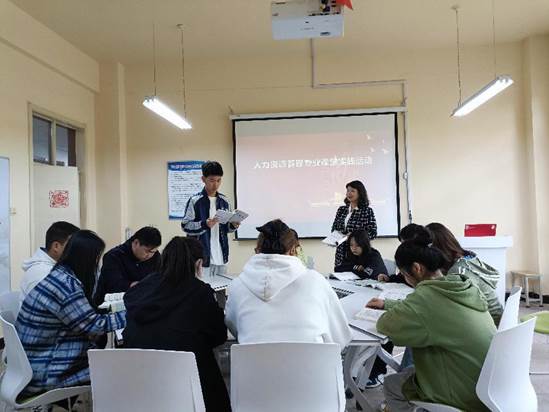 图片2梁涛老师组织人力专业学生进行专业课堂实践活动