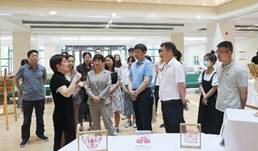 一群人站在室内描述已自动生成