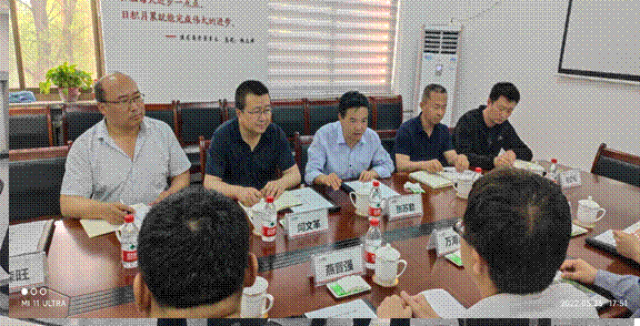 一群人站在一起描述已自动生成