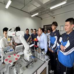 参观工业机器人应用编程实训室_proc