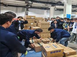 人们在看台上的人和行李箱中度可信度描述已自动生成