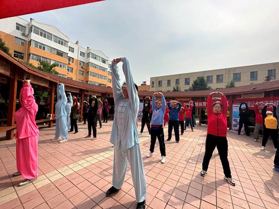 5.11日学院教师学生带领尖草坪朝阳社区居民习练健身气功八段锦