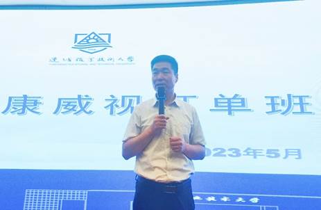 人的照片上写着字描述已自动生成