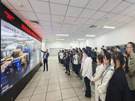 一群人站在地铁上描述已自动生成