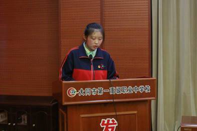 新团员代表张楠发言