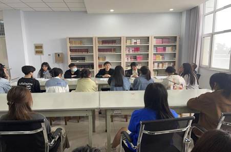 图书馆负责人殷运丽老师分享《平凡的世界》