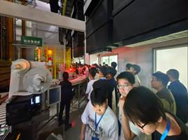 人们在看台上的人在商店里描述已自动生成