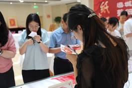 图片包含 人, 站, 蛋糕, 女人描述已自动生成