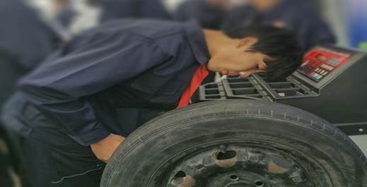 2023年乡宁县职业中学职业教育周汽车维修技能展示