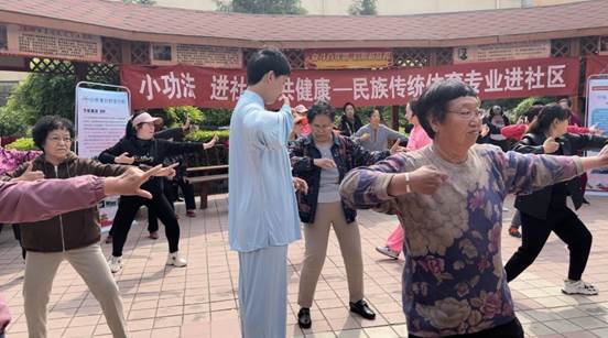 5.11日学生指导尖草坪朝阳社区居民习练健身气功八段锦