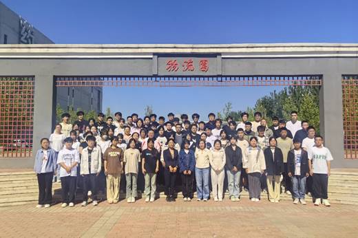 一群人站在建筑前描述已自动生成