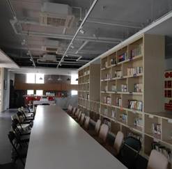 图片包含 室内, 图书馆, 场景, 房间描述已自动生成