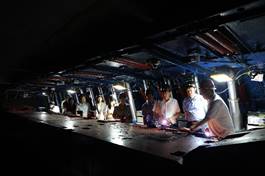 夜晚几个人在火车旁低可信度描述已自动生成