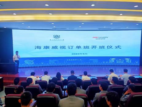 电脑萤幕上有许多人中度可信度描述已自动生成