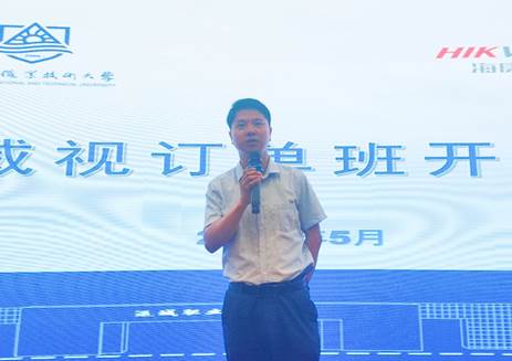 男人站在那里描述已自动生成