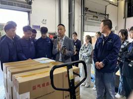 一群人站在桌子边中度可信度描述已自动生成