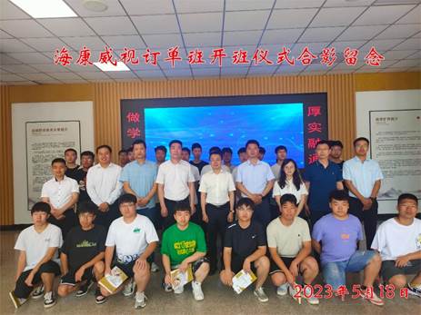 一群人站在一起合影的照片中度可信度描述已自动生成