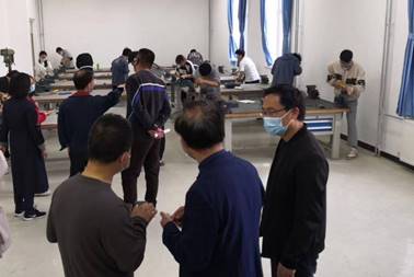 大厅里的人们描述已自动生成