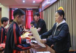 校领导为受表彰团体和个人颁发荣誉1