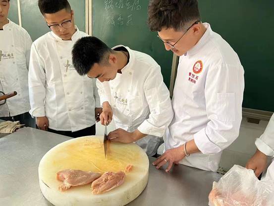 男人和女人在切蛋糕中度可信度描述已自动生成