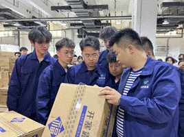 男人们站在一起低可信度描述已自动生成