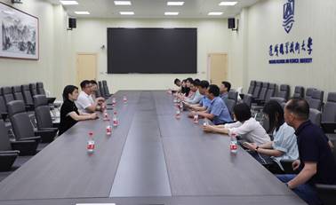 会议室里的人们描述已自动生成