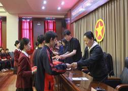 校领导为受表彰团体和个人颁发荣誉2