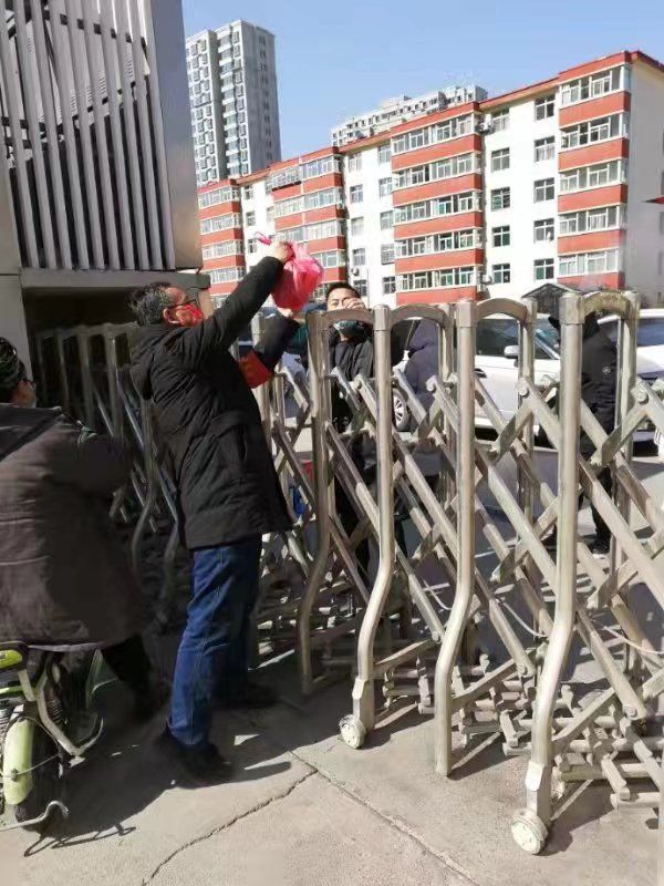 图片包含 建筑, 户外, 男人, 站描述已自动生成