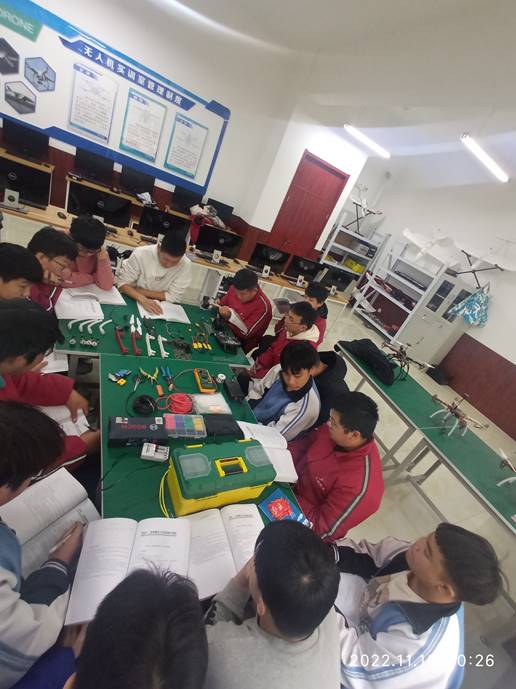 带领学生学习F450和开源飞控的组装和调试