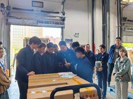 一群人站在桌子边描述已自动生成