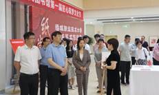 一群人站在门前描述已自动生成