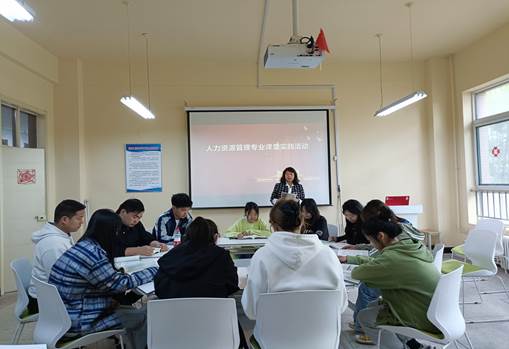图片1梁涛老师组织人力专业学生进行专业课堂实践活动