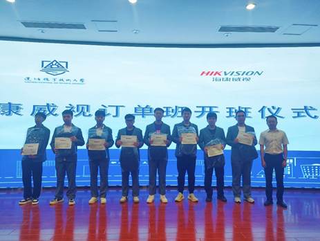 一群人站在屏幕前面中度可信度描述已自动生成